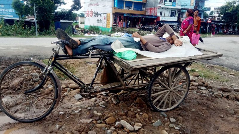 शुक्लाफाटाँ नगरपालिका–१० झलारीमा बजारको सडक छेउ ठेला राखेर सुतेका ७नतसमिक । काम नपाएपछि ठेलामै सुतेर समय व्यतित गर्न बाध्य छन श्रमिक  ।  तस्वीर: राजेन्द्रप्रसाद पनेरु/रासस