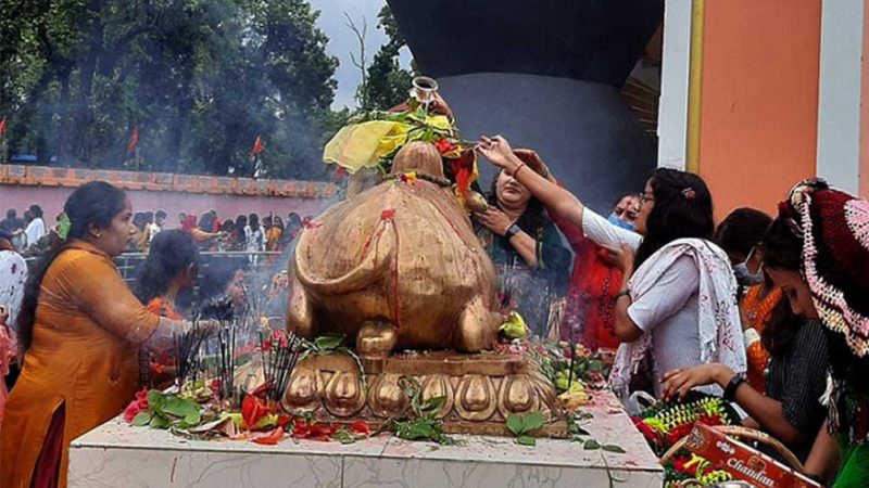 साउनको पहिलो सोमबार : मन्दिर परिसरमै पूजाआराधना