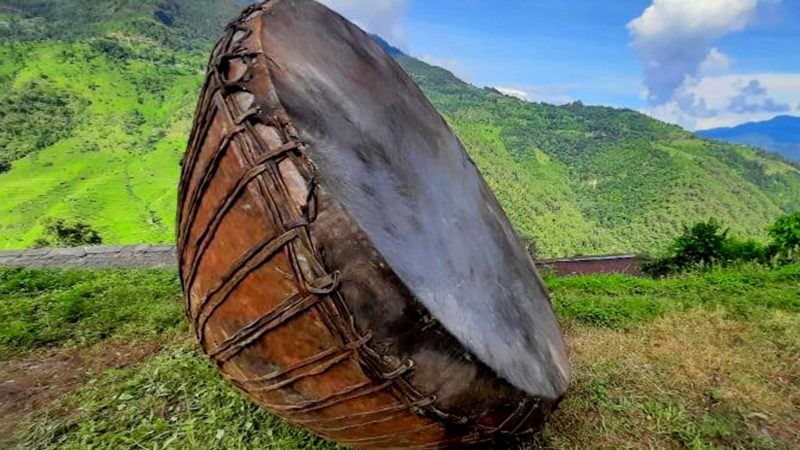 बागलुङको काठेखोला गाउँपालिका–४, तङग्राममा निर्माण गरिएको २८० किलोको नगरा (दमाहा) । गाउँमैत्री अक्षय कोषद्वारा निर्माणाधीन लोकवाद्य सङग्रहालयमा राख्नका लागि नगरा बनाइएको हो । स्थानीय कालिगढले १८ दिन लगाएर बनाएको नगरा गण्डकी प्रदेश सरकारको रु पाँच लाख बजेट खर्च भएको छ । तस्बिर सौजन्य : हेमराज /रासस