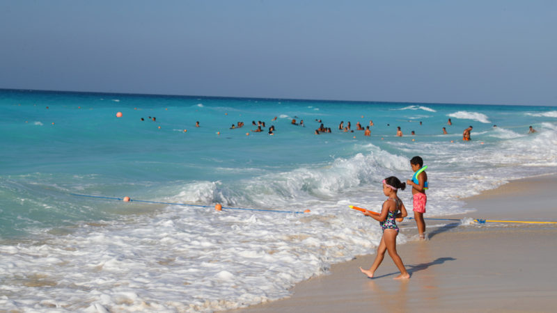 Children enjoy themselves on the beach in El Alamein, Matrouh province, north coast of Egypt, on July 17, 2021. El Alamein is a town on the coast of the Mediterranean Sea in Egypt. It boasts silvery sandy beach and sapphire-color seawater, usually visited by many tourists every year. (Photo/RSS)