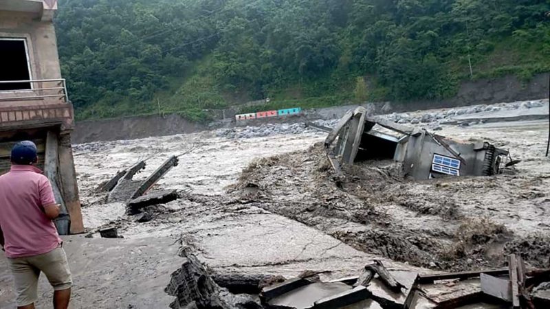 सोमबार राति मेलम्चीले सात घर बगायो