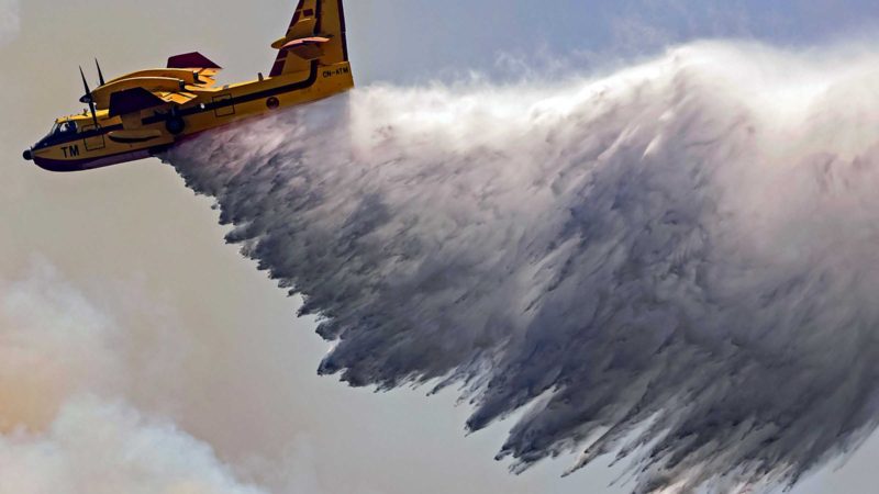 A Royal Moroccan Air Force Canadair plane douses a wildfire in the region of Chefchaouen of northern Morocco on August 17, 2021. - Firefighters in northern Morocco are battling to put out two forest blazes, a forestries official said as the North African kingdom swelters in a heatwave. Firefighting planes were being used to tackle the conflagrations which had already destroyed some 200 hectares (500 acres) of forest. (Photo by FADEL SENNA / AFP)