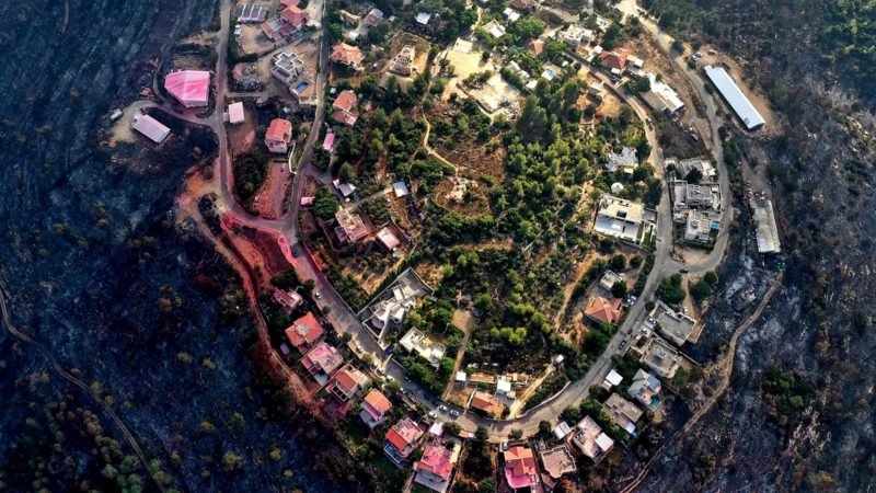 A picture taken on August 18, 2021 shows burned forests around the Givat Yearim moshav in the mountains some eight kilometres west of Jerusalem after wildfires that have ravaged woodland have finally been brought under control. - Hundreds of families had been evacuated from 10 villages west of the city over the three days. The firefighters said there were no casualties, but the blazes burned 2,500 hectares of forest. (Photo by MENAHEM KAHANA / AFP)