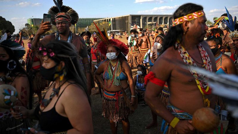 Indigenous protestors are seen during a protest outside the Supreme Court building in Brasilia, on August 24, 2021. - Over 1000 indigenous protestors have converged on Brasilia to take part in a week of protests organised by Articulacao dos Povos Indígenas do Brasil (Apib). The main focus of the protests is a forthcoming judgment at the Supreme Court (STF) on August 25, 2021 which may define the future demarcation of Indigenous Lands. (Photo by CARL DE SOUZA / AFP)