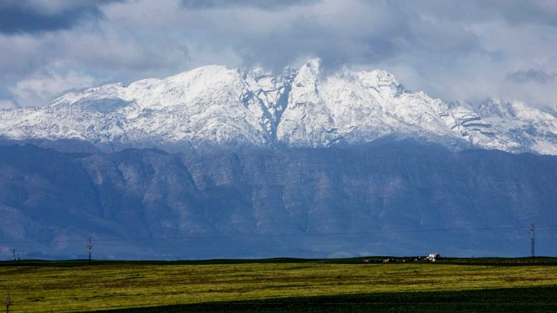 (210828) -- WESTERN CAPE (SOUTH AFRICA), Aug. 28, 2021 (Xinhua) -- Photo taken on Aug. 28, 2021 shows snow-capped mountains in Western Cape Province, South Africa. (Xinhua/Lyu Tianran)