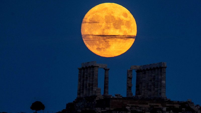 (210821) -- CAPE SOUNION (GREECE), Aug. 21, 2021 (Xinhua) -- A full moon is seen over the Temple of Poseidon at cape Sounion, some 70 km southeast of Athens, Greece, on Aug. 21, 2021. (Xinhua/Marios Lolos)