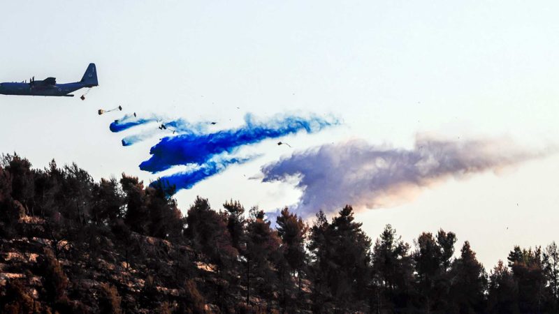 (210817) -- JERUSALEM, Aug. 17, 2021 (Xinhua) -- An aircraft of Israeli air force douses a wildfire near Jerusalem, on Aug. 17, 2021. (JINI via Xinhua)