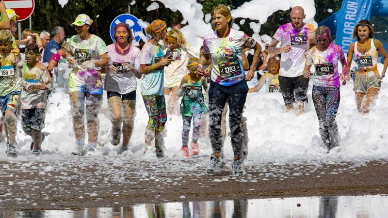 (210815) -- JURMALA (LATVIA), Aug. 15, 2021 (Xinhua) -- People take part in a color festival in Jurmala, Latvia, on Aug. 15, 2021. (Photo by Edijs Palens/Xinhua)