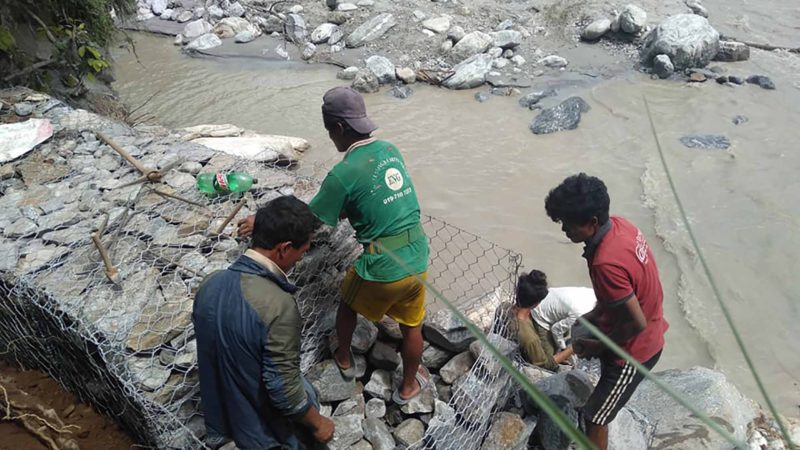 बाढीले जोखिममा परेको झोलुङ्गे पुलको संरक्षण गरिँदै