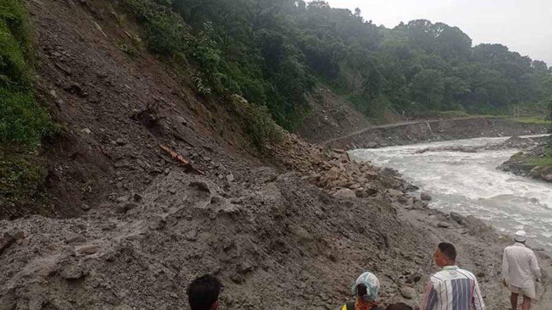 इन्द्रावती ड्याम छेउमा निरन्तर पहिरो
