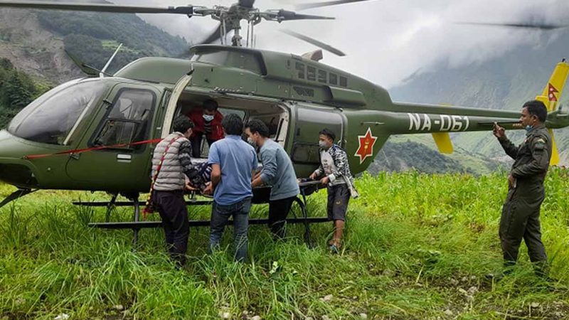 दुई दिनदेखि प्रसव व्यथा लागेकी महिलाको हेलिकप्टरबाट उद्धार