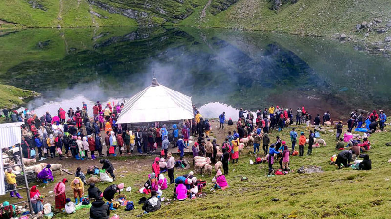 म्याग्दीको प्रशिद्ध धार्मिकस्थल खयरबराही मन्दिरमा पूजाका लागि आइपुगेका भक्तजन । यस मन्दिरमा पूजा र भाकल गरे मनोकांक्षा पूरा हुने जनविश्वास रहेको छ । तस्बिर : ध्रुवसागर शर्मा/रासस