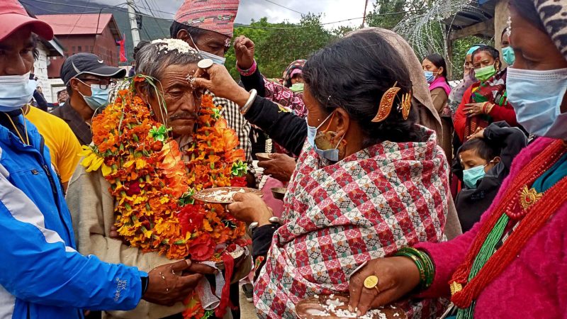 सिमकोटमा बाँडपाल देवताका झाँक्रीलाई अक्षता चढाएर पूजा गर्दै स्थानीय महिला । तस्वीर : दाने बोहरा /रासस