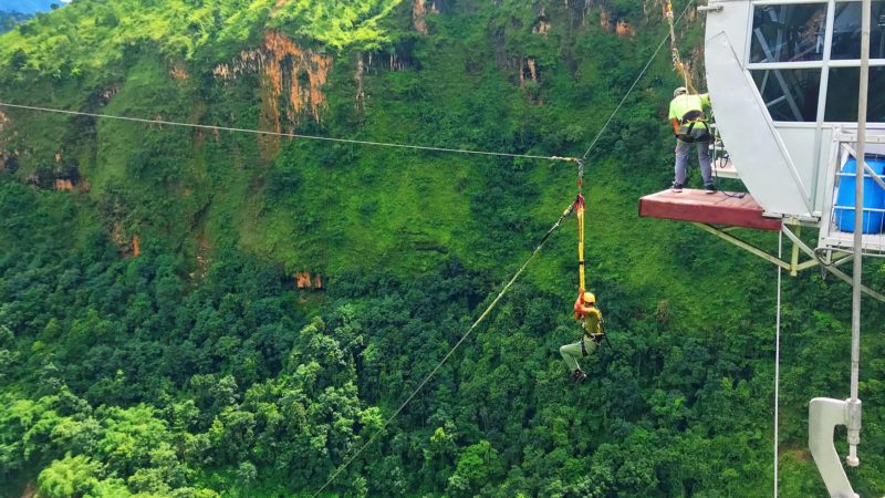 साहसिक पर्यटक पर्खंदै अग्लो बन्जी पुल