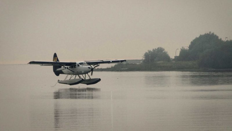 A seaplane is about to land on water under the smoky sky in Vancouver, British Columbia, Canada, Aug. 13, 2021.
 Vancouver was shrouded in smoke haze on Friday due to wildfires. (Photo by Liang Sen/Xinhua)