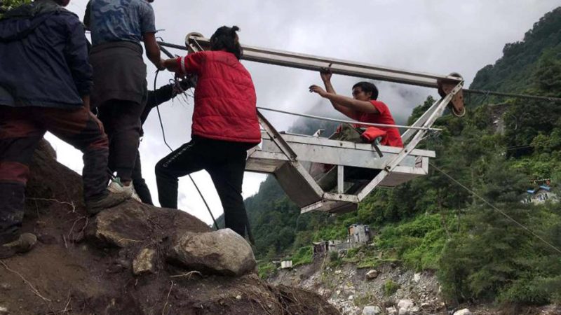 बाढीपहिराका कारण गाउँ पुग्न सकस, तुइन सहारा
