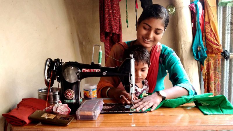 बालकैमा एकल (विधुवा) भएपछि घरको हेला र यातनाले गर्दा सप्तरीको हनुमाननगर कांलिनी नगरपालिका–१ भारदहस्थित माइतको शरणमा बसेर पुनः पढाइ र घरमै सिलाईकटाइको पेशा शुरु गर्नुभएकी २० वर्षीया सपना शर्मा । तस्वीर : नानीमैया कटवाल/ रासस