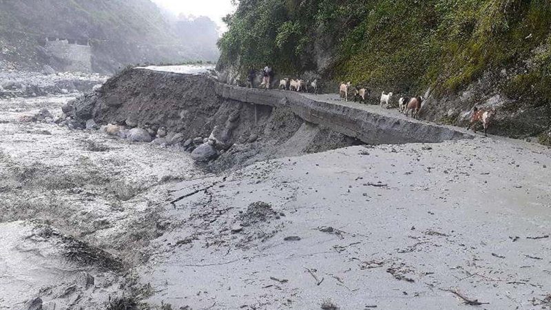 सदरमुकाम चैनपुर जोड्ने सडकखण्ड अवरुद्ध