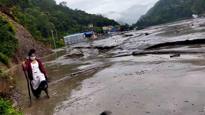 आफ्नो ज्यानलाई जोखिममा राखेर मेलम्चीमा आएको बाढीको हिलो छिचोल्दै स्नातक तहको परीक्षा दिन परीक्षा केन्द्रतिर जाँदै परीक्षार्थी । तस्वीर सौजन्य: जित बहादुर बस्नेत