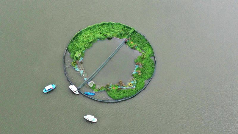 (210827) -- NANJING, Aug. 27, 2021 (Xinhua) -- Aerial photo taken on Aug. 27, 2021 shows tourists enjoying boat rides at the Xuanwu Lake Park in Nanjing of east China's Jiangsu Province. With strict epidemic prevention and control measures in force, Nanjing has been reopening its outdoor tourist sites in an orderly manner since Aug. 26, as the recent resurgence of COVID-19 has been subdued. (Xinhua/Ji Chunpeng)