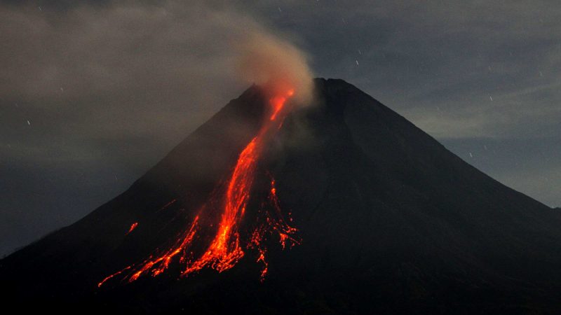 (210824) -- MAGELANG, Aug. 24, 2021 (Xinhua) -- Photo taken on Aug. 24, 2021 shows volcanic materials spewing from Mount Merapi, seen from Srumbung village in Magelang, Central Java, Indonesia. (Photo by Priyo Utomo/Xinhua)