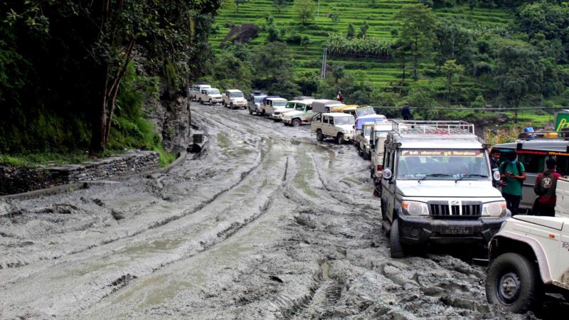 बेनी–जोमसोम सडक खण्डअन्तर्गत म्याग्दीको गलेश्वर पारी रघुघाट नजिकैको सडकको अवस्था । तस्वीर : धु्रबसागर शर्मा/रासस