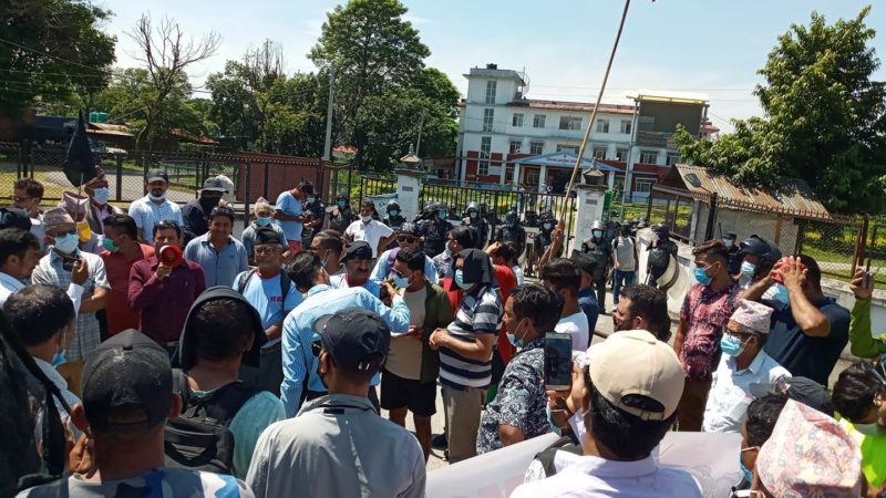 एमसीसी सम्झौता खारेजीको माग राखेर सीडीओ कार्यालय घेराउ