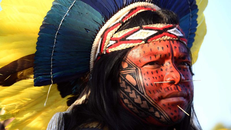 An indigenous man protests outside the Supreme Court building in Brasilia, on September 1, 2021. - Hundreds of indigenous protesters gathered in the Brazilian capital as the Supreme Court judges a case that could eliminate reservations on their ancestral lands. (Photo by EVARISTO SA / AFP)