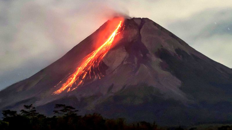 Lava flows from Mount Merapi, Indonesia’s most active volcano, as seen from Tunggularum in Sleman on September 9, 2021. (Photo by AGUNG SUPRIYANTO / AFP)