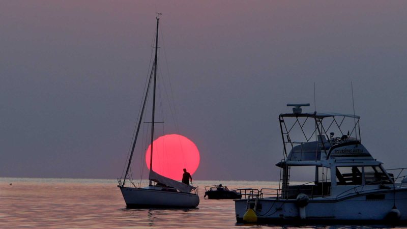 (210924) -- ROVINJ (CROATIA), Sept. 24, 2021 (Xinhua) -- Photo taken on Sept. 24, 2021 shows the sunset in Rovinj, Croatia. (Kristina Stedul Fabac/Pixsell via Xinhua)