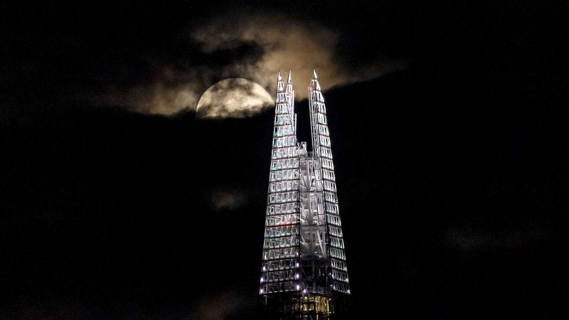 (210921) -- LONDON, Sept. 21, 2021 (Xinhua) -- Photo taken on Sept. 21, 2021 shows the full moon rising over the Shard in London, Britain. (Photo by Stephen Chung/Xinhua)