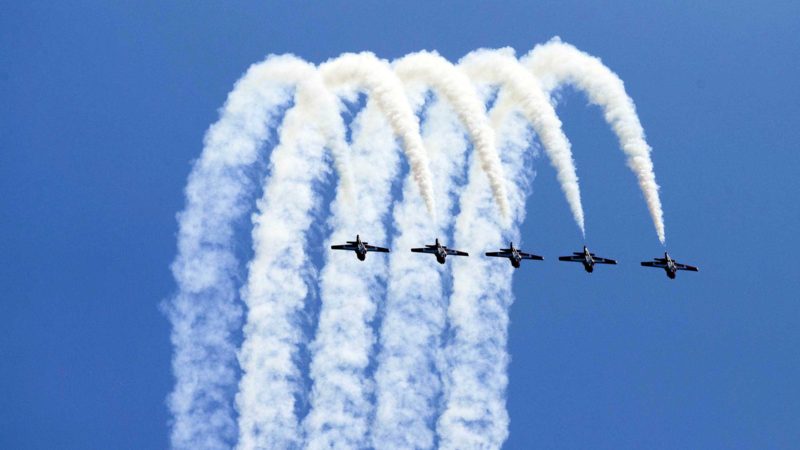 (210904) -- TORONTO, Sept. 4, 2021 (Xinhua) -- The Canadian Forces Snowbirds perform during the 2021 Canadian International Air Show in Toronto, Canada, on Sept. 4, 2021. Kicking off on Saturday, the two-day event is expected to draw thousands of spectators. (Photo by Zou Zheng/Xinhua)