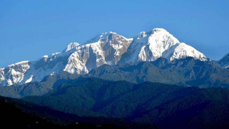 लामो समयपछि मौसम खुलेसँगै आइतबार बिहान लमजुङ बेँसीशहरबाट देखिएको टल्किँदै गरेको लमजुङ हिमाल । यी लगायत दर्जनौँ हिमाल हेर्नकै लागि विदेशी पर्यटकसमेत आउने गरे पनि यतिबेला कोरोना सङक्रमणका कारण लामो समयदेखि पर्यटक आएका छैनन । तस्वीर : जनक ७नतसेष्ठ/रासस