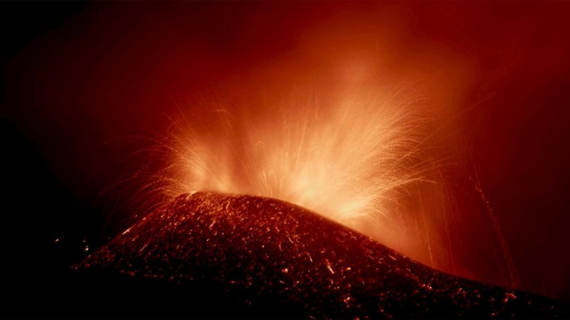 LA PALMA, Sept. 24, 2021 (Xinhua) -- Photo taken on Sept. 23, 2021, shows the scene of volcanic eruption of Cumbre Vieja volcano in La Palma, Spain.
 On Wednesday, the Vulcanology Institute of the Canary Islands (INVOLCAN) estimated the eruption could last for 24-84 days. The volcano currently emits between 6,140 and 11,500 tons of Sulphur dioxide (SO2) every day.
 Although six roads on the island have been closed due to the eruption, La Palma airport remains open with 48 flights scheduled for Thursday. Nevertheless, the airline Tui has cancelled all its flights to the island. (Xinhua/Meng Dingbo)