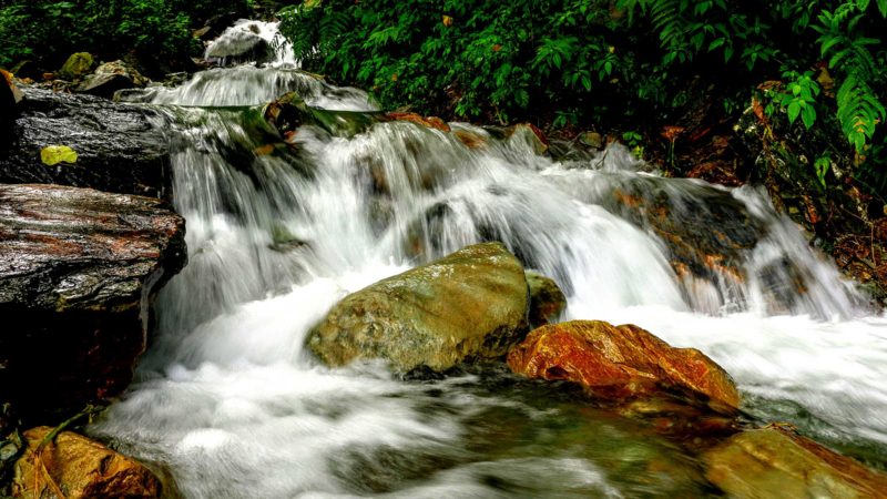 पोखरा महानगरपालिका–२२ पुम्दिभुम्दीस्थित विश्व शान्ति स्तूप जाने बाटोमा रहेको खोलाको दृश्य । तस्वीर : राधिका कँडेल/ रासस