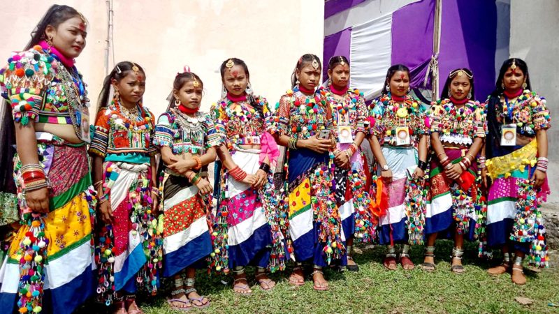 शुक्लाफाँटा नगरपालिका ४ असैनाका परम्परागत पहिरनमा सजिएका राना थारु समुदायका युवतीहरु । जनचेतनाको प्रभावका कारण युवा युवतीहरु पहिरन र संस्कृति जोगाउने कार्यमा संलग्न भएका छन ।  तस्वीर : राजेन्द्रप्रसाद पनेरु/रासस