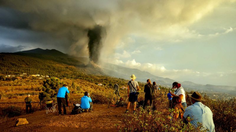 (210929) -- MADRID, Sept. 29, 2021 (Xinhua) -- People take pictures of volcanic eruption scene of Cumbre Vieja volcano in La Palma, Spain, on Sept. 23, 2021. (Photo by Oriol Alamany/Xinhua)