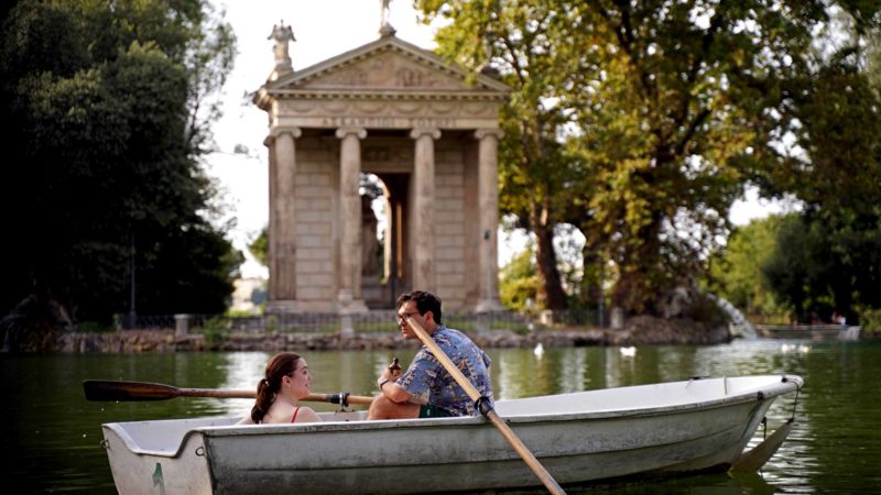 (210926) -- ROME, Sept. 26, 2021 (Xinhua) -- A couple row their boat at Villa Borghese in Rome, Italy, on Sept. 25, 2021. (Xinhua/Jin Mamengni)