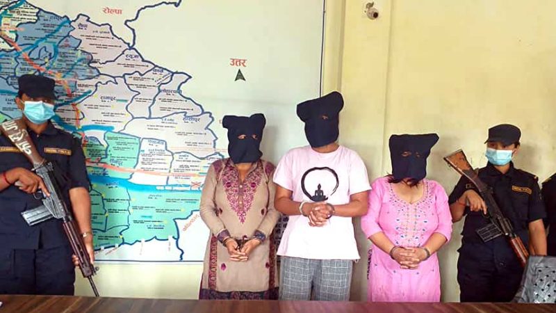 ‘हनी ट्र्याप’मा पारेर १८ लाख लिने पक्राउ
