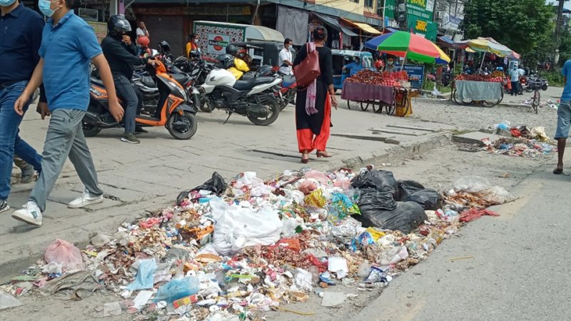 बजारमा थुप्रिएको फोहोरले भरतपुर स्मार्ट सिटीको योजनालाई गिज्याउँदै