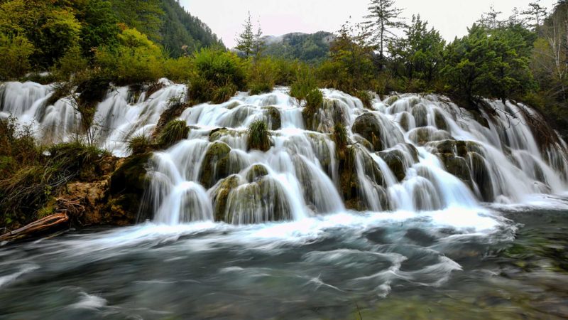 (210928) -- JIUZHAIGOU, Sept. 28, 2021 (Xinhua) -- Photo taken on Sept. 27, 2021 shows a waterfall at the Jiuzhaigou scenic spot in Jiuzhaigou County, southwest China's Sichuan Province. Jiuzhaigou, a famous scenic spot in Sichuan Province, fully reopened to visitors on Tuesday.
 On Aug. 8, 2017, a 7.0-magnitude quake forced the closure of the Jiuzhaigou National Park, a UNESCO World Heritage site famous for its spectacular waterfalls, lush forests, and serene plateau lakes.
 More than 270,000 trees have been planted over the past three years, and 172 hectares of ecological habitat repaired and restored in Jiuzhaigou. The damaged mountains and vegetation have also rapidly recovered. The ecosystem was effectively restored. (Xinhua/Tang Wenhao)