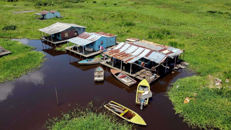 Aerial view of stilt houses in Congo Mirador, Zulia state, Venezuela, on September 6, 2021. - The idyllic life in Congo Mirador, a village of stilt houses that seemed to float on the still waters of a lagoon in Zulia (west), drowned in mud and weeds. (Photo by Federico PARRA / AFP)