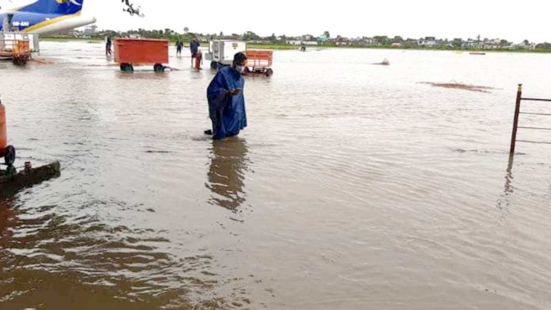 विराटनगर विमानस्थलमा बाढी पसेपछि उडान रद्ध गर्दै एयरलाइन्सहरु
