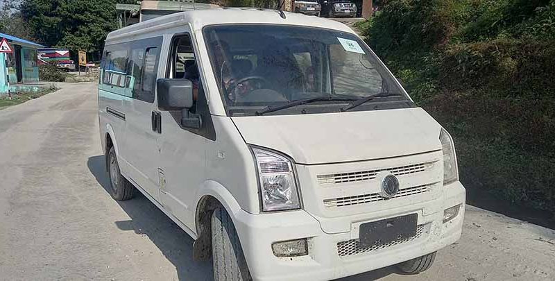 रसुवा नाकाबाट माइक्रोबस आयात