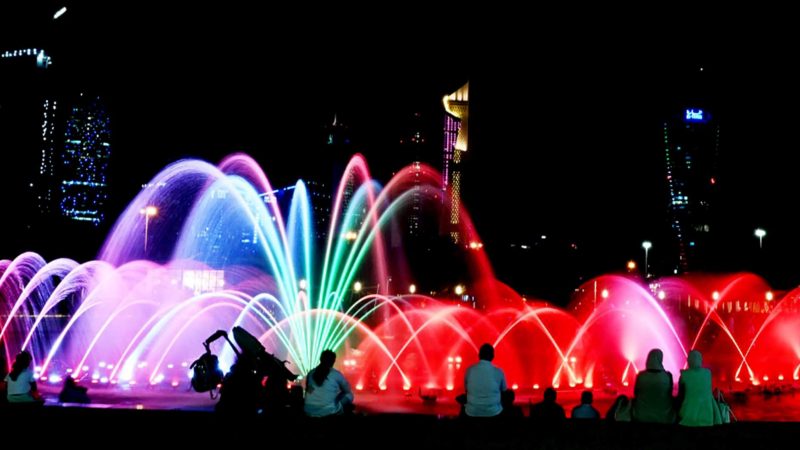 KUWAIT CITY, Oct. 21, 2021 (Xinhua) -- People watch a fountain show at a park in Kuwait City, Kuwait, on Oct. 21, 2021. (Photo by Asad/Xinhua)