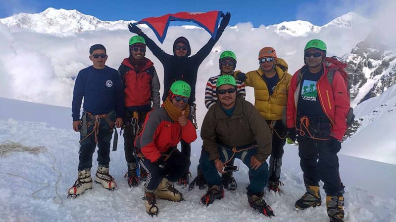 आठ युवाद्वारा मर्दी हिमालको आरोहण
