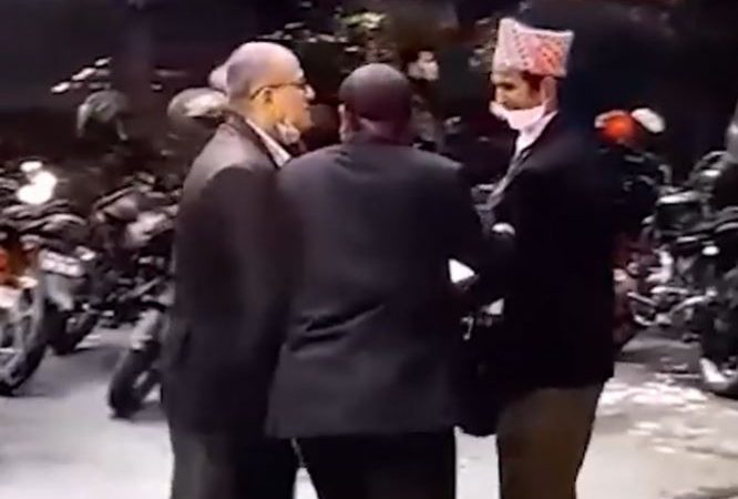 बार एसोसिएसन परिसरमा कानुन व्यवसायीबीच कुटाकुट