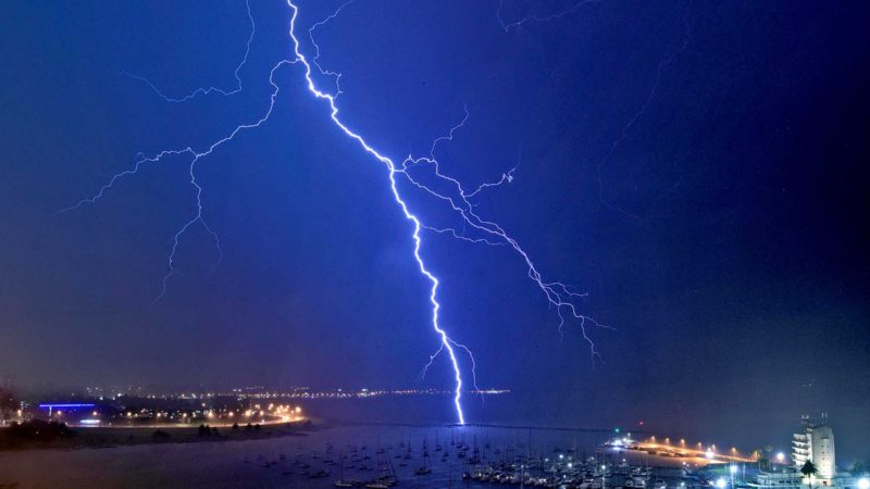 A lightning bolt strikes near the Uruguayan Yacht Club during a thunderstorm in Montevideo early on November 16, 2021. (Photo by Mariana SUAREZ / AFP)