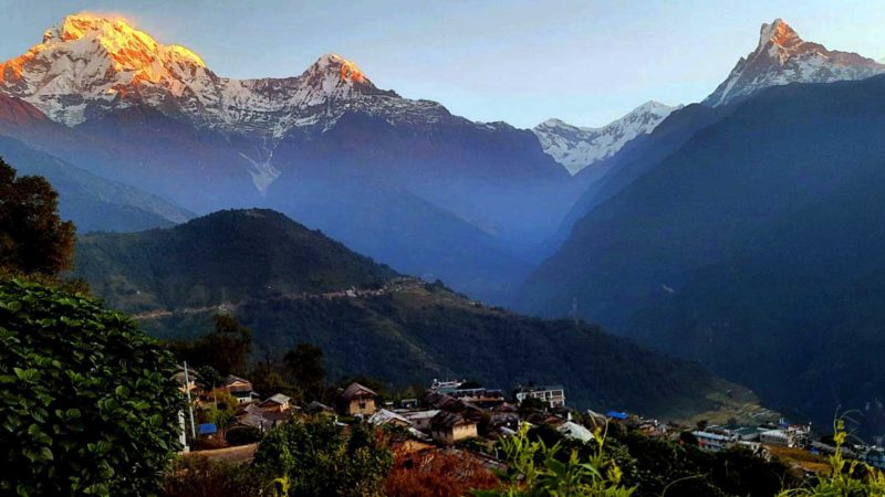 कास्कीको घान्द्रुकबाट देखिएको सुनौलो हिमशङ्खला र गाउँको मनोरम दृश्य । तस्वीर : जमुनावर्षा शर्मा/रासस