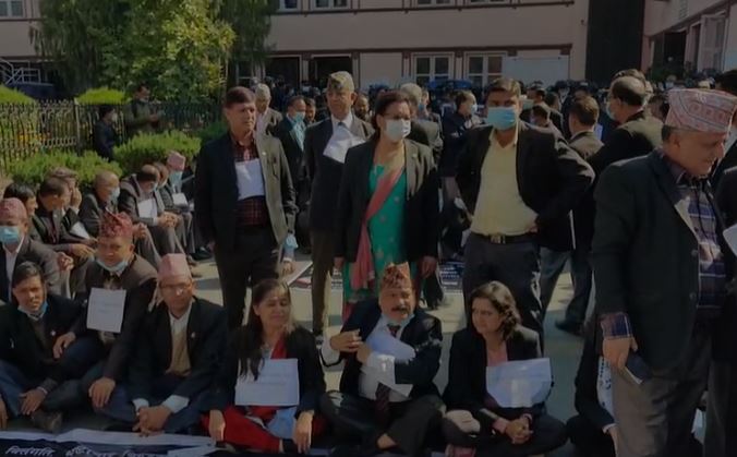 बार र बेन्चबीच देखिएको विवादको समाधान वार्ताबाटै खोज्न विभिन्न नौ वटा संवैधानिक आयोगको आग्रह